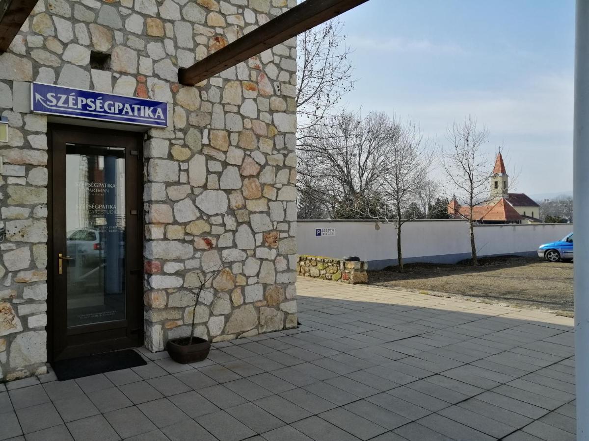 Szepsegpatika Apartman Sarospatak Exterior photo