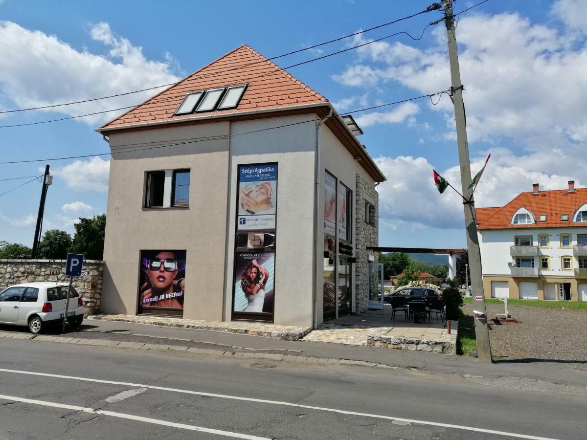 Szepsegpatika Apartman Sarospatak Exterior photo